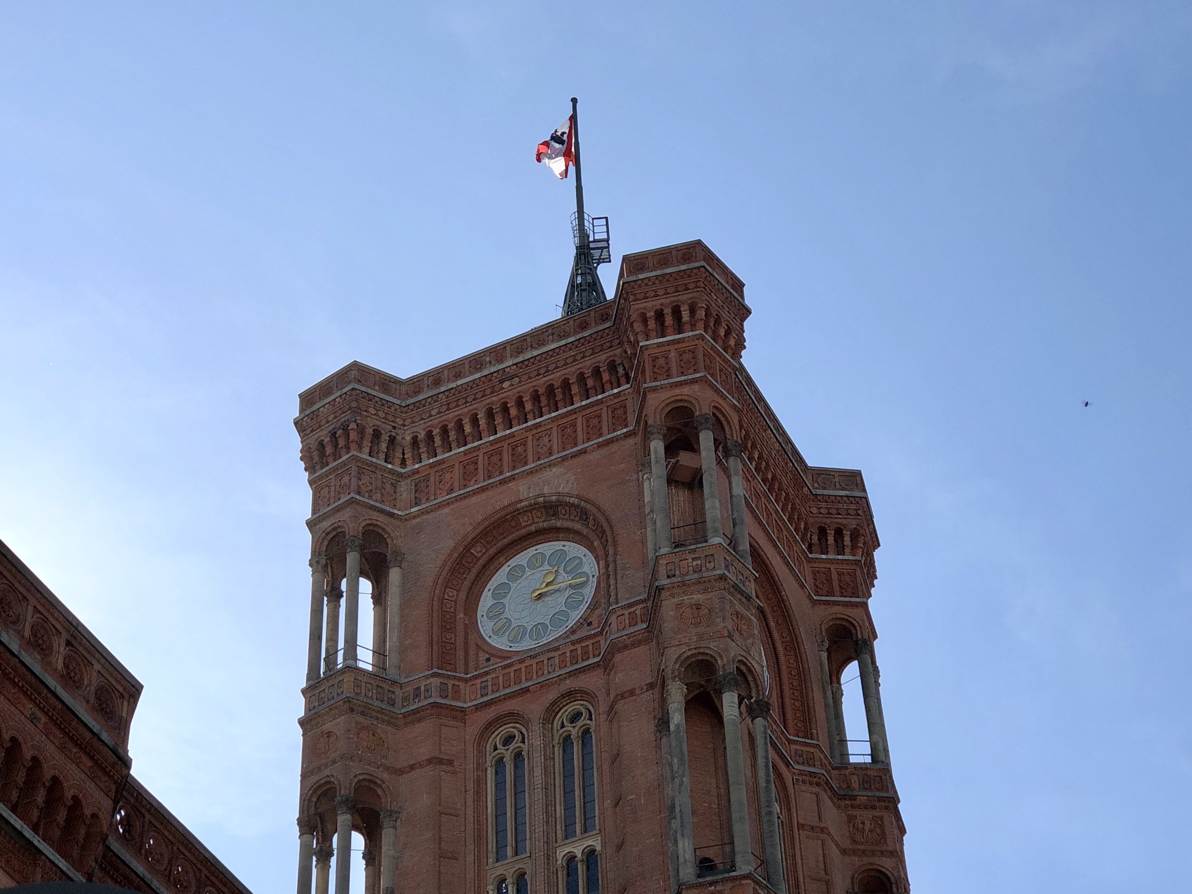 Rotes Rathaus met vlag.jpg